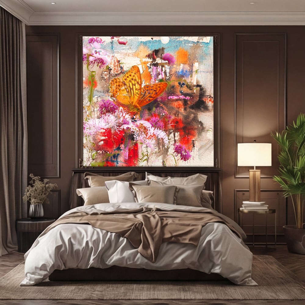 Tablou canvas cu tablou canvas cu fluture si flori, fara rama, pe sasiu de lemn, pe perete intr-un dormitor